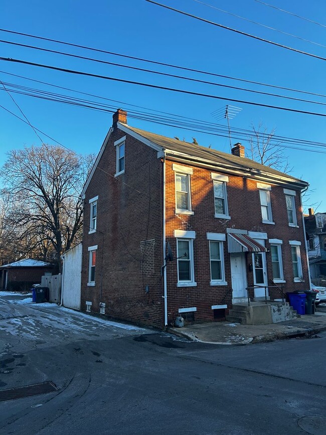 Building Photo - Spacious 3b/1b Single Family , Close to Pu...