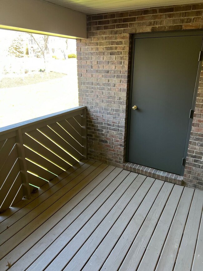 Building Photo - Luxury Two-Bedroom, Stainless Appliances, ...