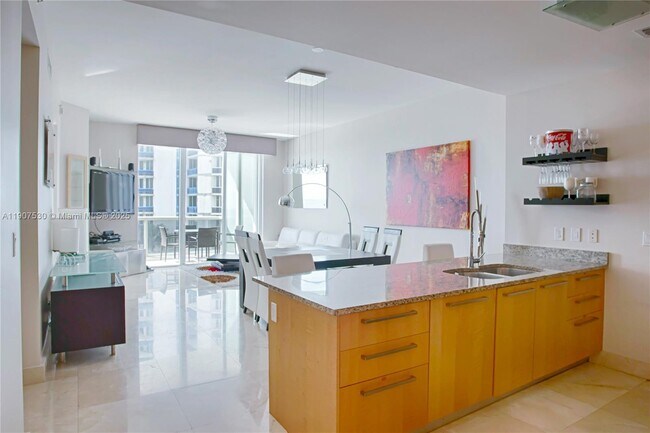 Building Photo - 15901 Collins Ave