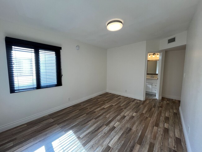 Building Photo - MOVE-IN READY, upgraded 3+3 w/bonus room!