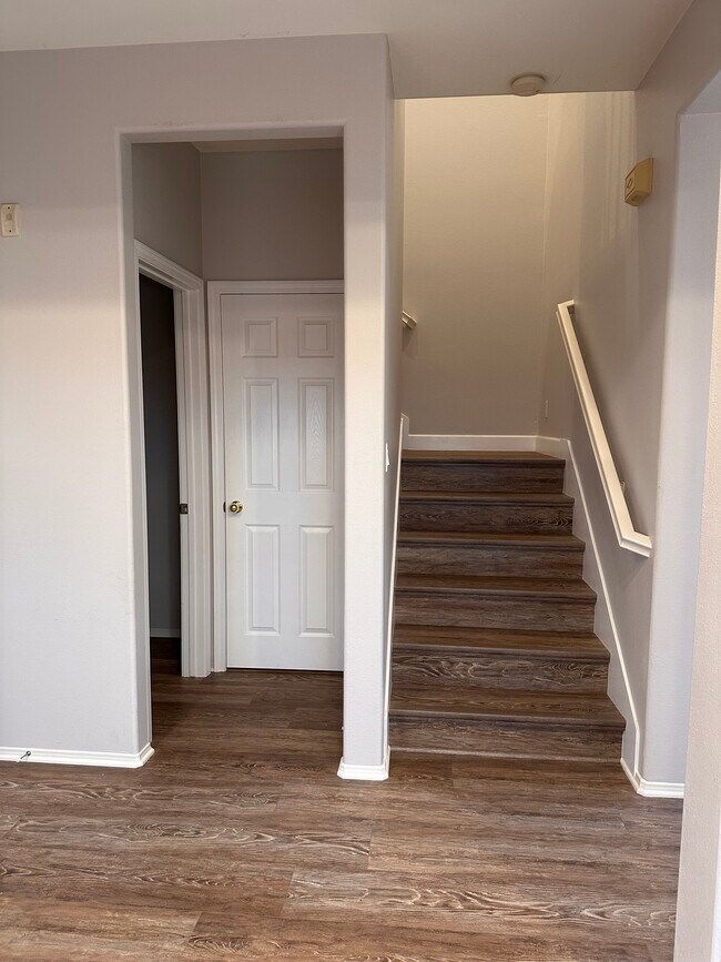 Building Photo - 27 Strawflower St