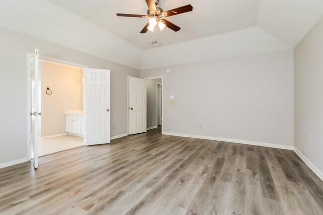 Building Photo - 10046 Lazy Meadows Dr