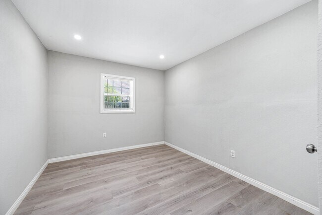 Building Photo - 4356 Phlox St