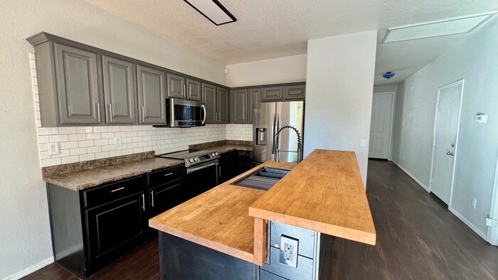 Building Photo - 1221 E Chambers St