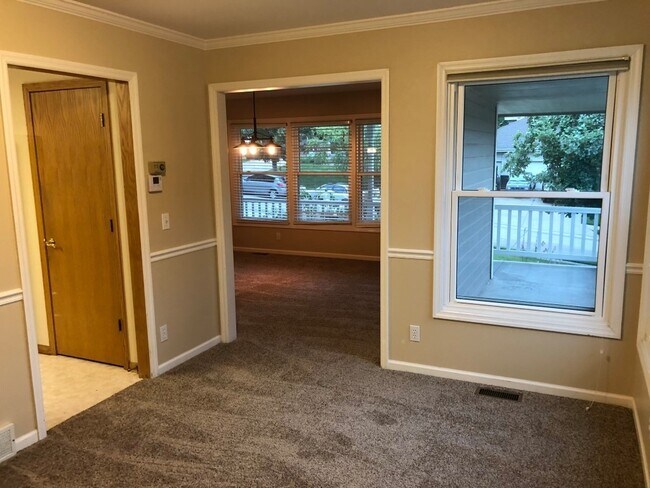 Building Photo - Bellevue Home for Rent