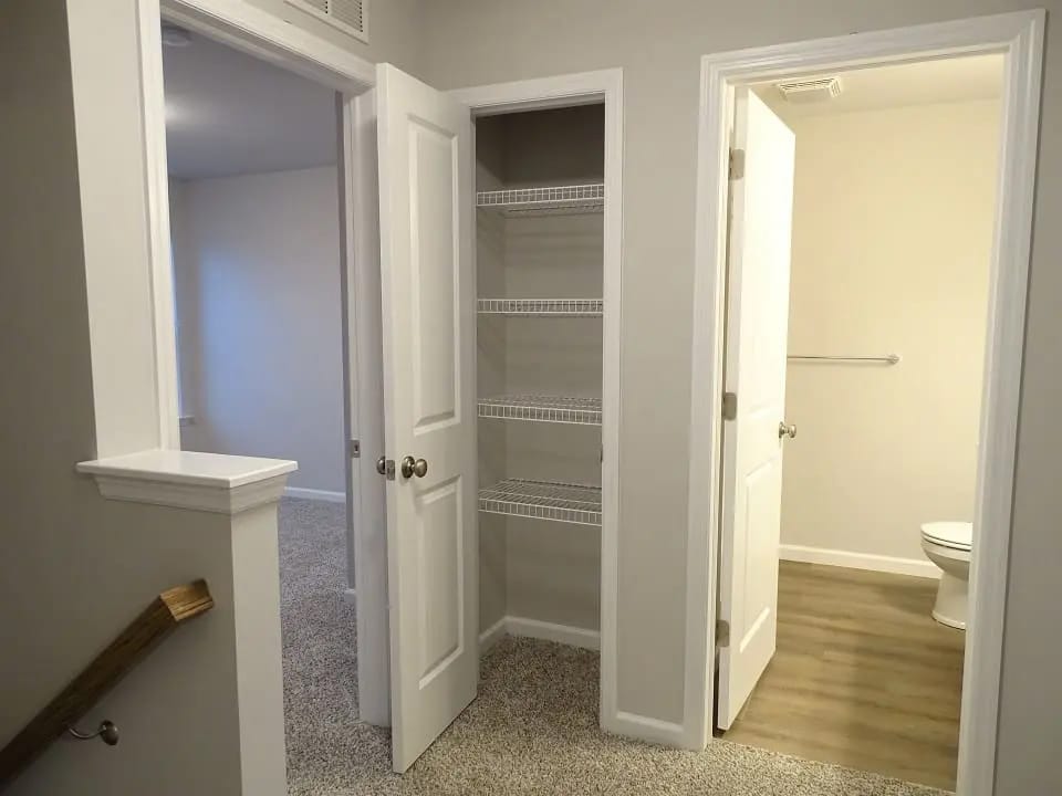 Building Photo - 5 Cobblestone Ct