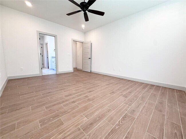 Building Photo - 1049 Parker Ln