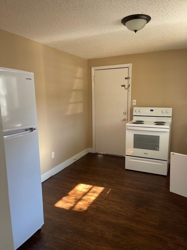 Building Photo - 401 Boss St