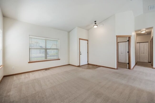 Building Photo - 3 bed 2 bath Crown Pointe Neighborhood wit...