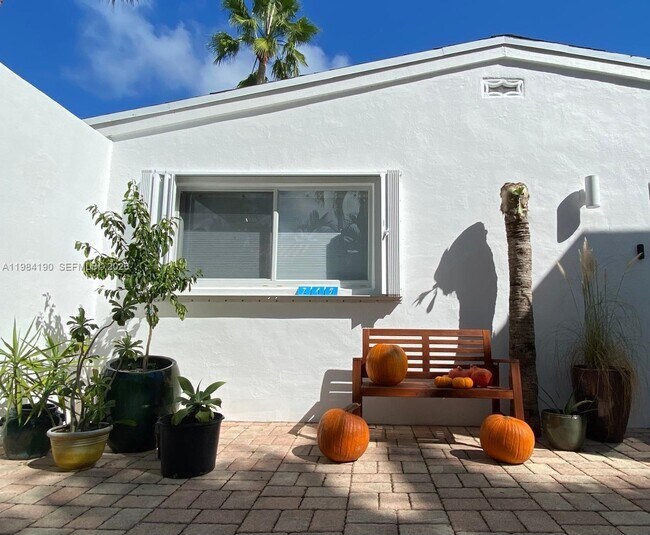 Building Photo - 240 Greenwood Dr