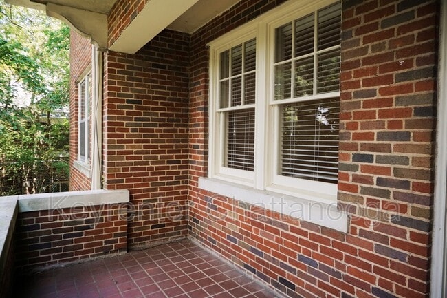 Building Photo - 190 N Crest Rd