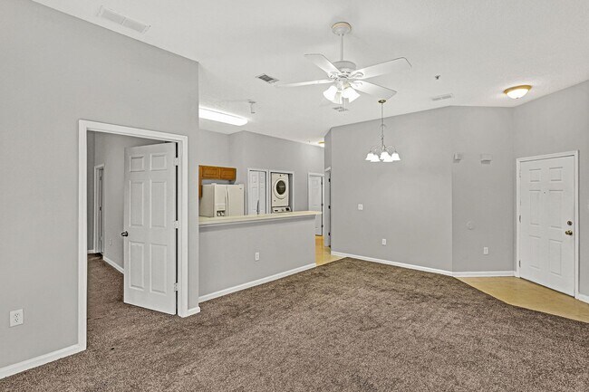 Building Photo - Great 2 bedroom/ 2 bathroom condo on the Southside