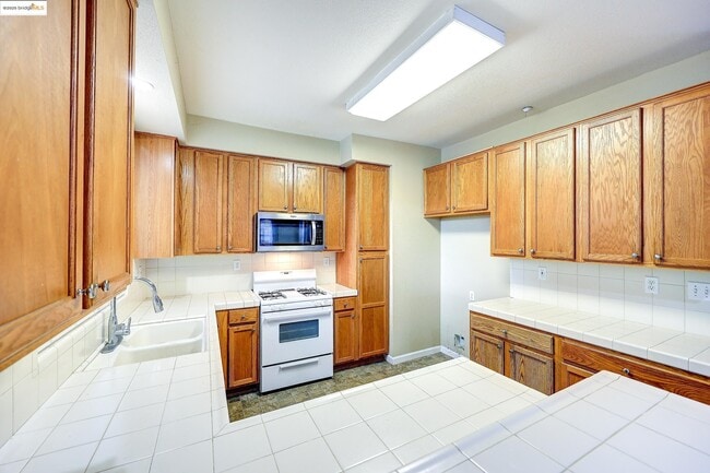 Building Photo - 220 Whispering Oaks Ct
