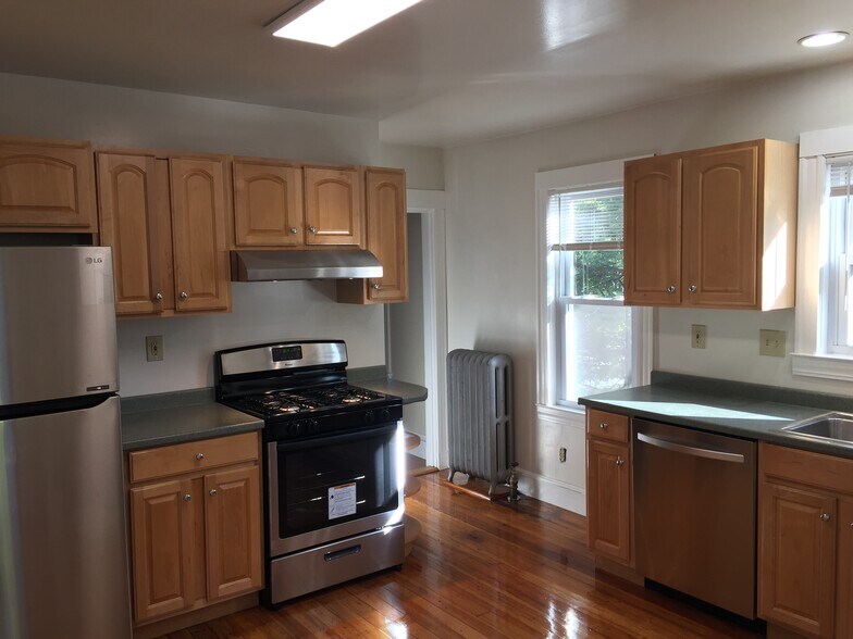 Building Photo - 44 Waverley Ave