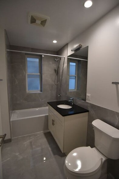 Building Photo - 3232 N Clark St
