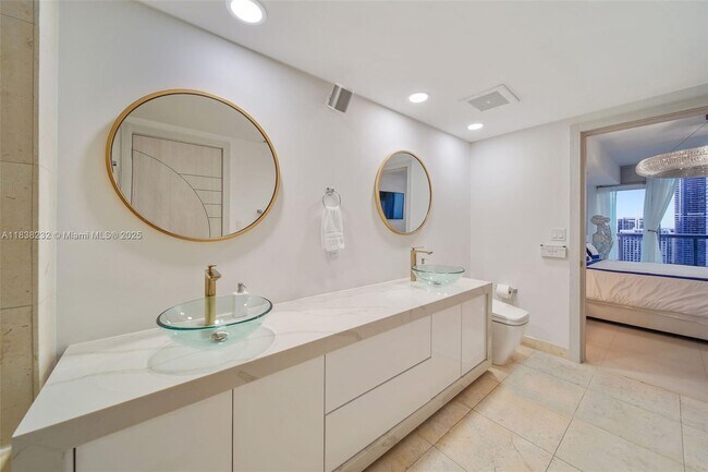 Building Photo - 495 Brickell Ave