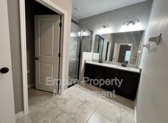 Building Photo - Modern & Spacious 3 Bed, 2 Bath Home in No...
