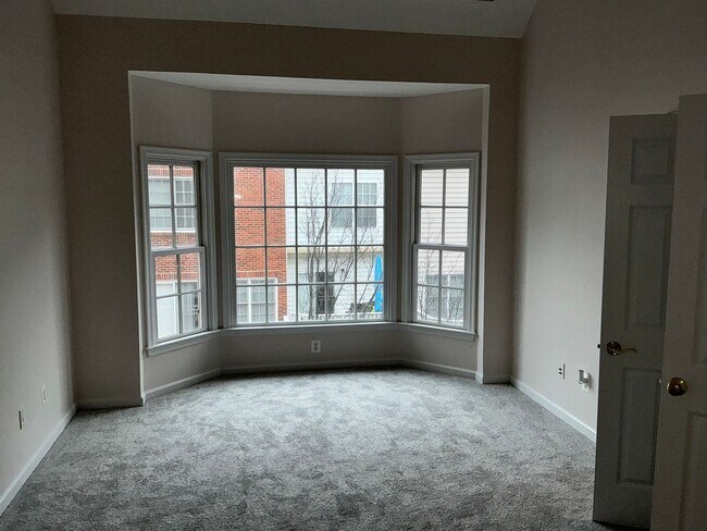 Building Photo - Beautiful 4BR 4.5BA 4 level townhome with 2 car attached garage located in the Fallsgrove Community