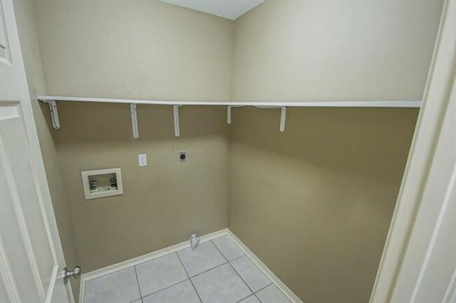 Building Photo - Newly Renovated 3 BR/2 Bath home on Suncrest Subdivision