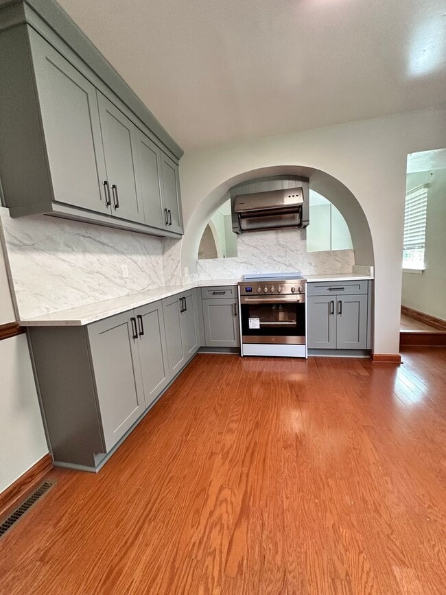 Building Photo - Pembroke Manor-4 bedroom 2.5 bath Single f...