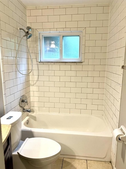 Building Photo - 162 Landmark St