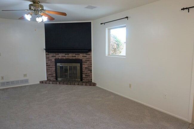 Building Photo - 3 bedroom home