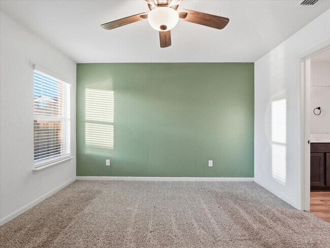 Building Photo - "Charming 3-Bed Oasis with 2 Full Baths in Heath - 1244 Sq Ft of Comfort with Washer/Dryer Includ...