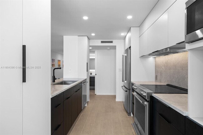 Building Photo - 2655 Collins Ave