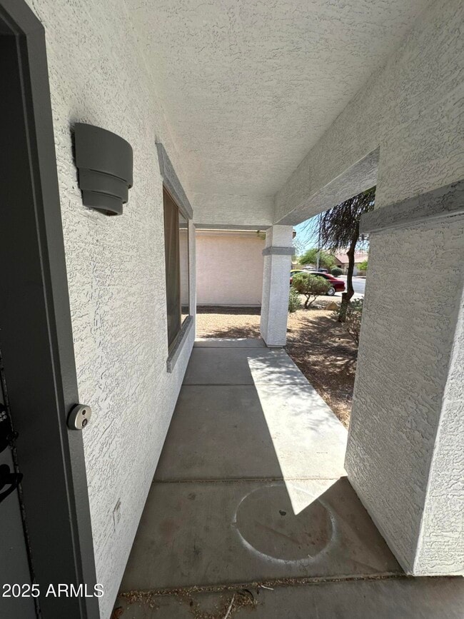 Building Photo - 513 S 115th Dr