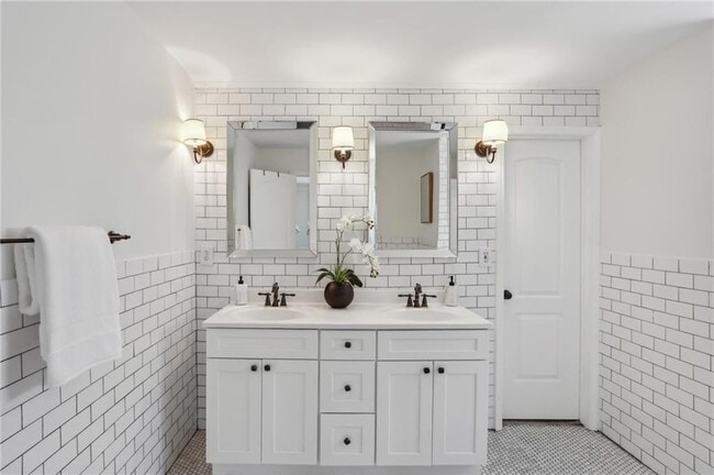 Building Photo - 1833 Flat Shoals Rd SE