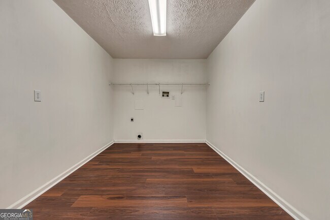 Building Photo - 1510 Twin Manor Dr