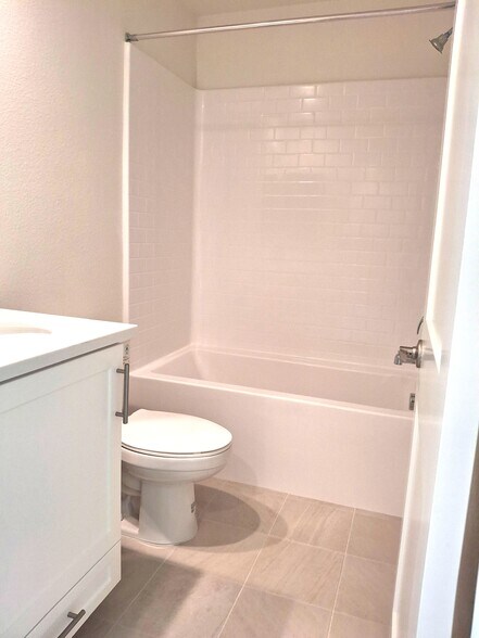 Building Photo - 2586 Delphinium Ln