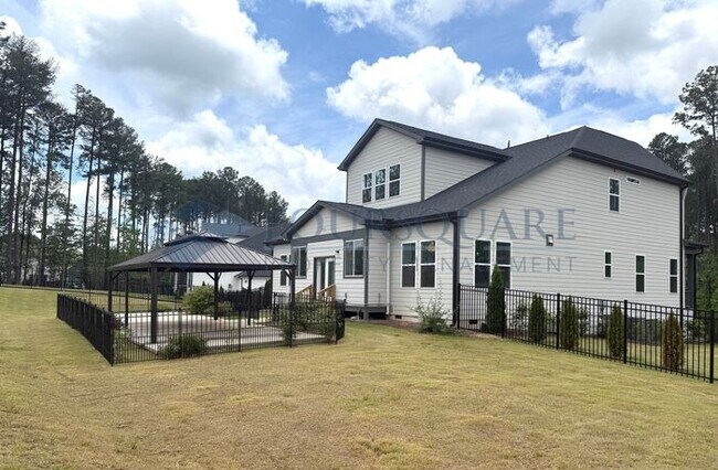 Building Photo - Elegant 4-Bed / 3.5-Bath Home with Main-Level Primary Suite, Quartz Kitchen & 3-Car Garage – In H...