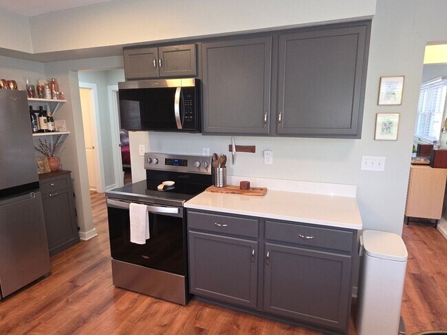 Building Photo - Updated Tosa 2 bedroom townhouse