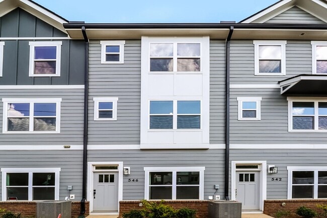 Building Photo - Beautiful 3BR 3.5BA Townhome w/ Full Appliance Kitchen - Garage Parking in West End