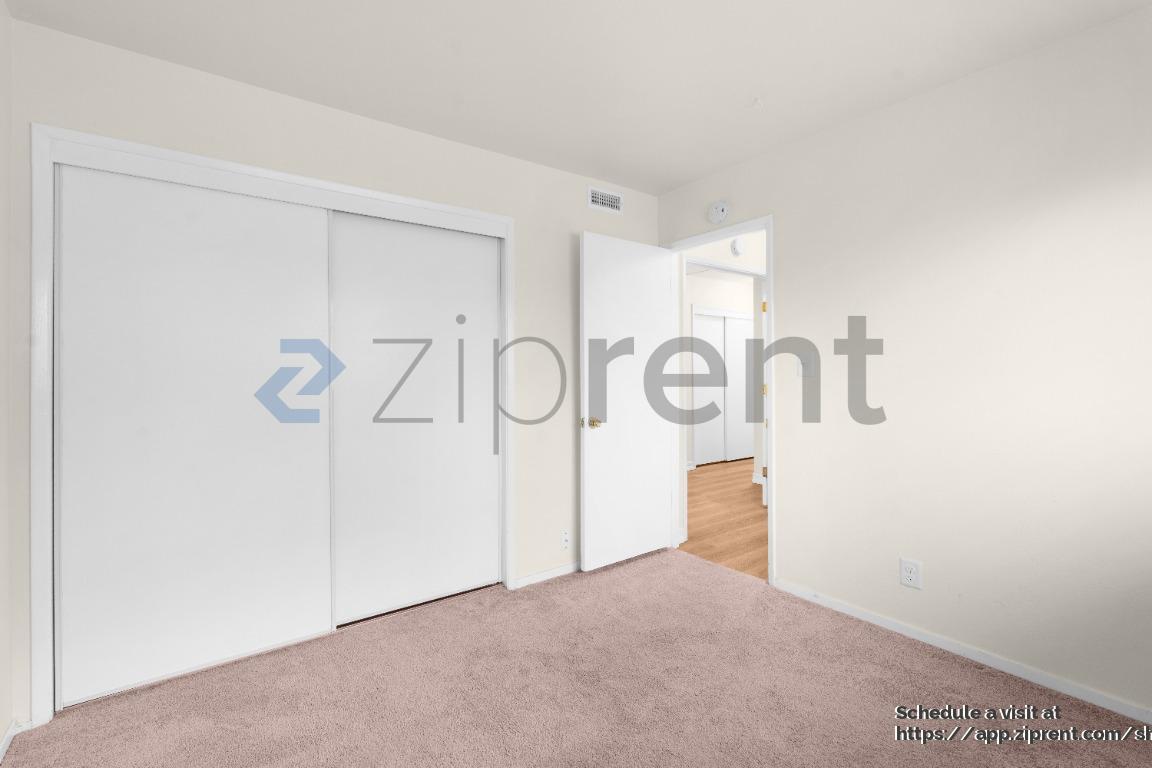 Building Photo - 9033 Fashion Dr