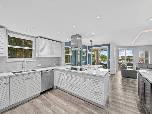 Building Photo - 1050 Seminole Dr