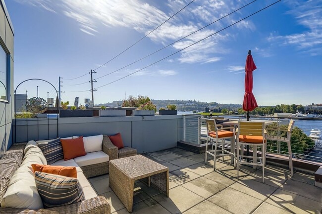 Building Photo - Eastlake Townhome with Commanding Views
