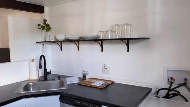 Building Photo - 827 10th