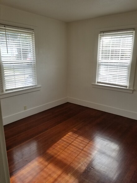 Back Bedroom - 44 Daniels Ave