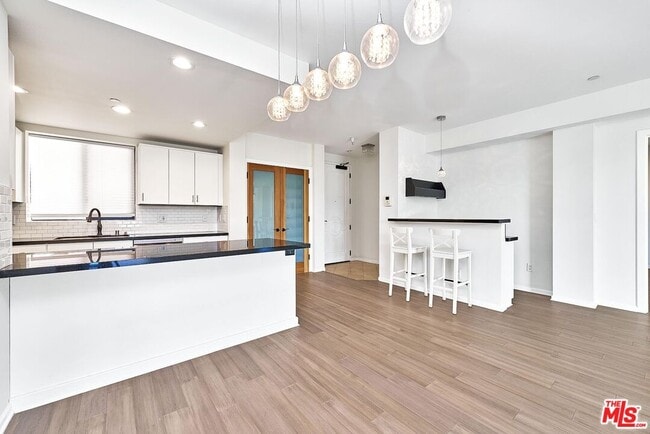 Building Photo - 871 Crenshaw Blvd