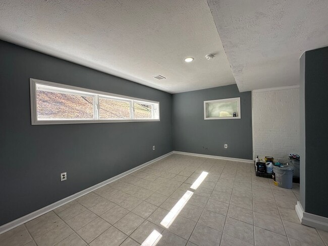 Building Photo - 5 Bedroom / 3 Bath Home Kingsport, TN