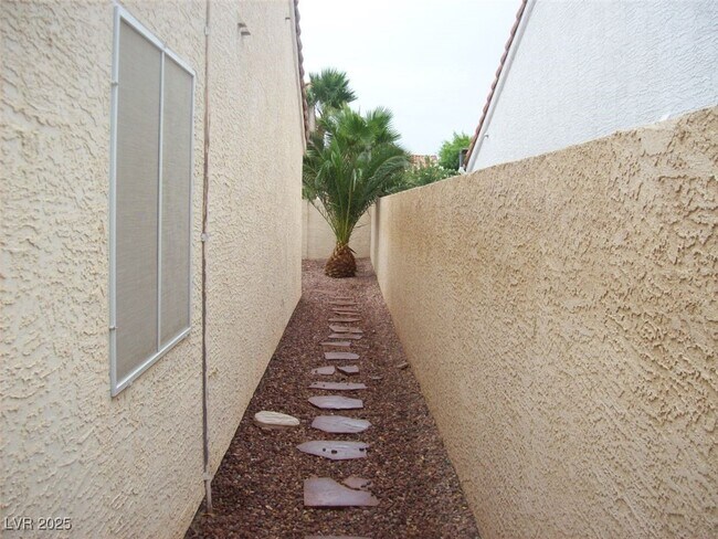 Building Photo - 5440 Red Sun Dr