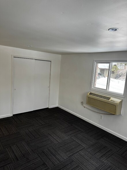 Building Photo - 460 Wells Dr