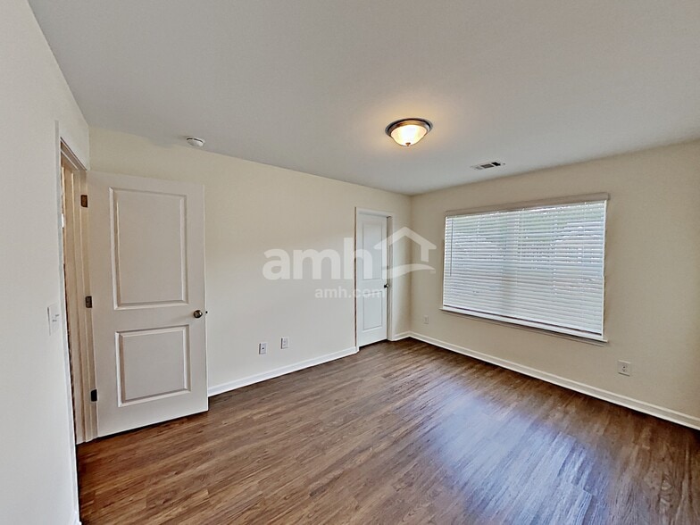 Building Photo - 505 Camp dr