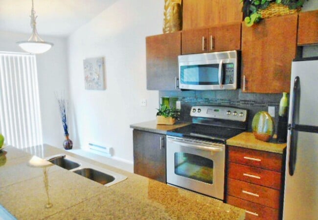 Building Photo - Amazing location with private yard space
