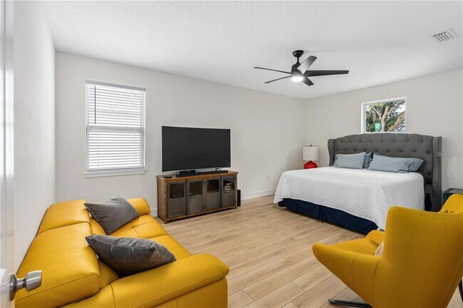 Building Photo - 350 2nd Ave E