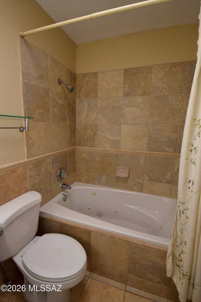 Building Photo - 814 N Crescent Ln