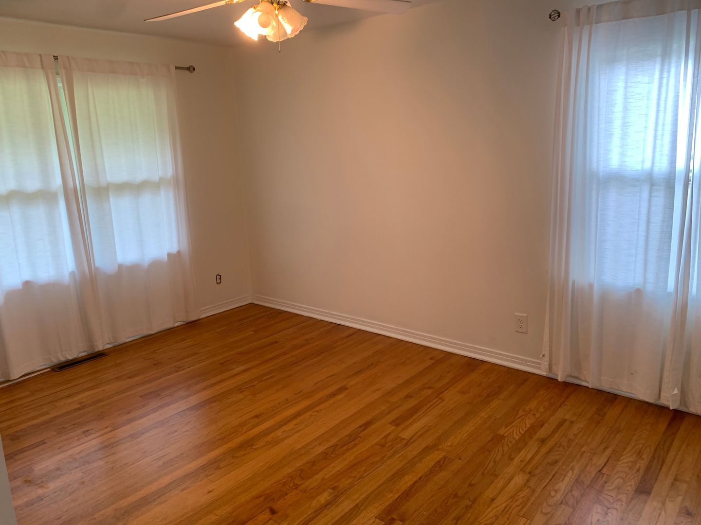 Building Photo - Super Cute One Level Home Across from New ...