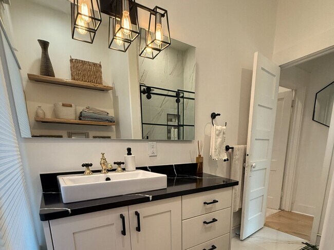 Building Photo - Fully Furnished Home In Great Location - Just Steps from Old Town